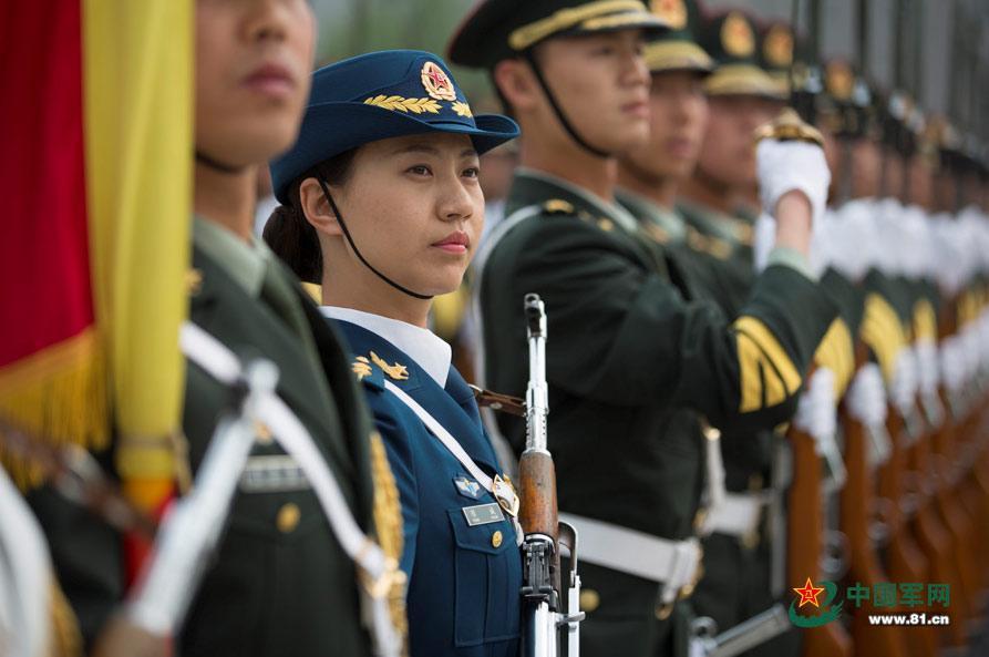 三軍儀仗隊(duì)女兵中隊(duì)，展現(xiàn)新時(shí)代巾幗英雄風(fēng)采，三軍儀仗隊(duì)女兵中隊(duì)，新時(shí)代巾幗英雄的風(fēng)采展現(xiàn)