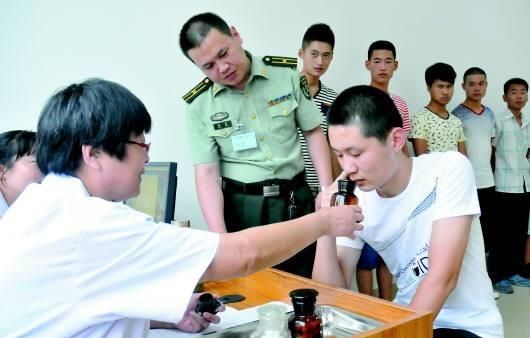 男兵體檢的尷尬圖，理解與尊重的重要性，男兵體檢中的尊重與理解的必要性，尷尬瞬間的思考