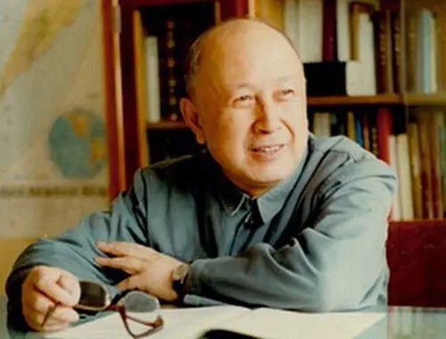 錢(qián)學(xué)森資料簡(jiǎn)介，中國(guó)航天之父的傳奇人生，中國(guó)航天之父錢(qián)學(xué)森，傳奇人生的簡(jiǎn)介