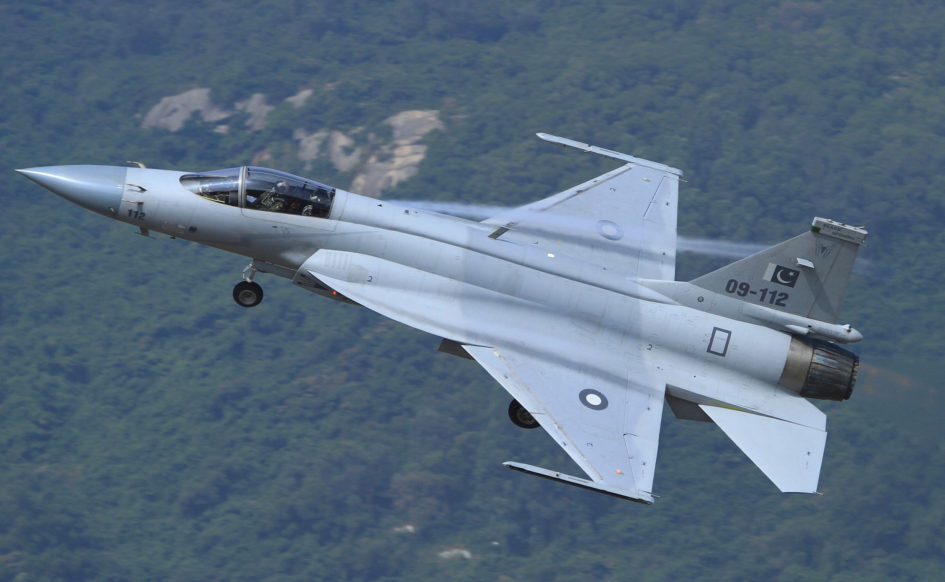 梟龍戰(zhàn)斗機圖片，展現(xiàn)中國空軍力量的驕傲，梟龍戰(zhàn)斗機風(fēng)采，中國空軍力量的驕傲圖片展示