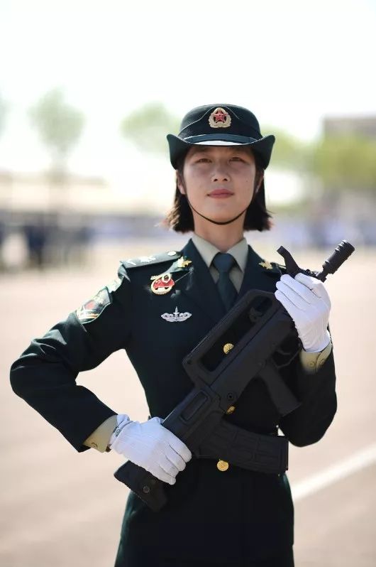 國慶閱兵最美女兵，榮光背后的堅韌與毅力