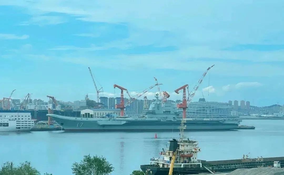 揭秘中國(guó)海軍新利器，004航母，揭秘中國(guó)海軍新利器，004航母震撼登場(chǎng)